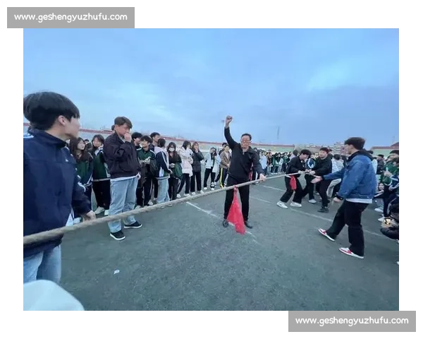 拔河比赛如火如荼激烈角逐 团队协作力与技巧的较量